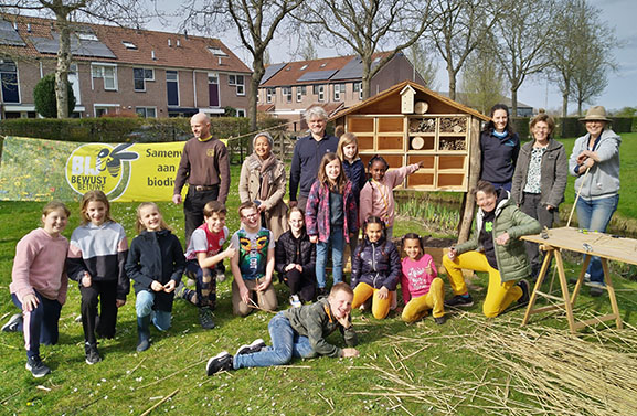Kinderraad ondersteunt insectenhotel in Natuurtuin Kinderboerderij