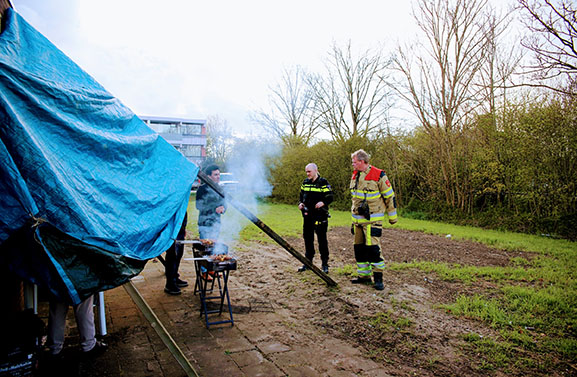Brandweer rukt uit voor rokende BBQ
