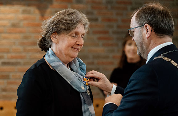 Burgemeester Stoop reikt Koninklijke onderscheiding uit