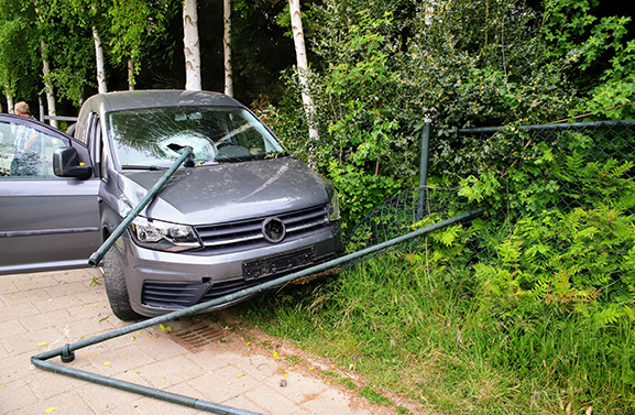 IJzeren buis dwars door vooruit van Caddy, jongeman komt met de schrik vrij