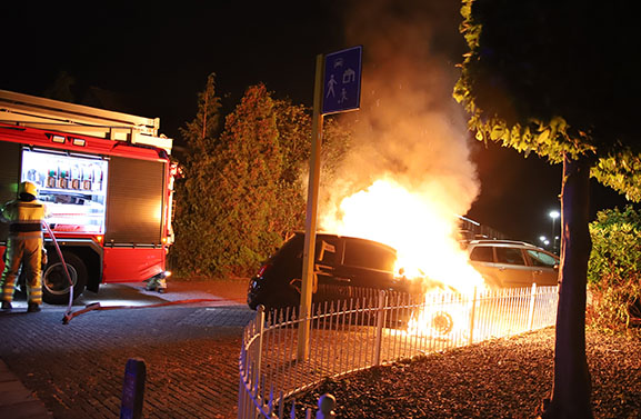 Auto brandt uit aan de Iepstraat in Tiel