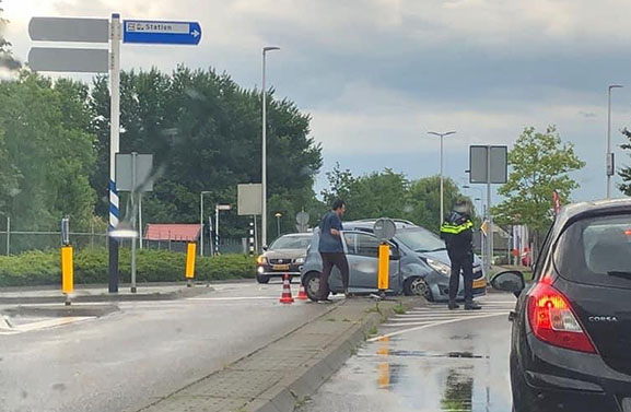 Aanrijding tussen twee personenauto's op de ovonde in Culemborg