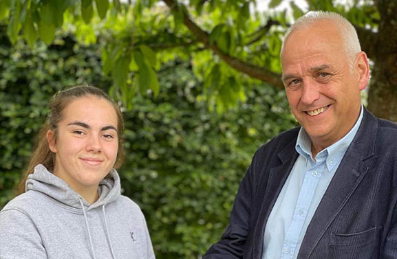 Wethouder Niko Wiendels op bezoek bij jonge prijswinnende judoka in Lienden