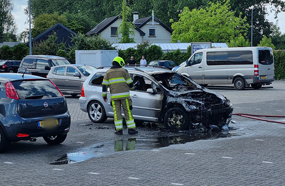 Auto uitgebrand op het parkeerterrein van de Gamma in Tiel