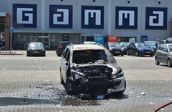 Auto uitgebrand op het parkeerterrein van de Gamma in Tiel