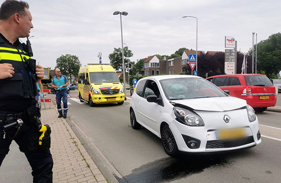 Auto zwaar beschadigd bij kop-staartbotsing op de Nieuwe Tielseweg in Tiel