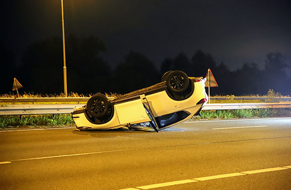 Auto belandt op de kop bij aanrijding op de A2 bij Waardenburg