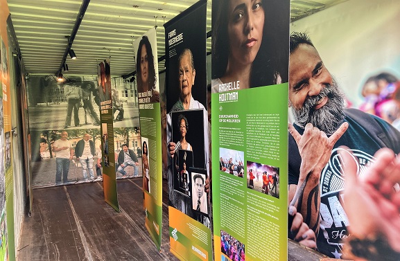 Reizende tentoonstelling 'In twee werelden, Molukkers in Nederland'