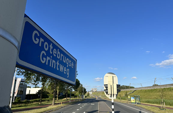 Motorrijders met 130 km/u over de Grotebrugse Grintweg in Tiel