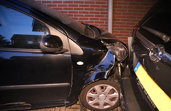 Auto komt tot stilstand tegen andere auto na achtervolging door politie