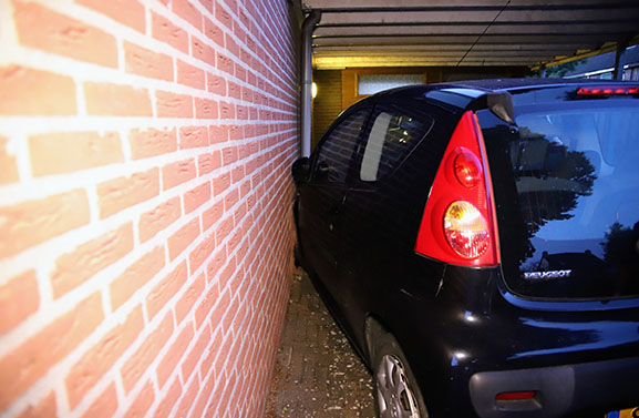 Auto komt tot stilstand tegen andere auto na achtervolging door politie