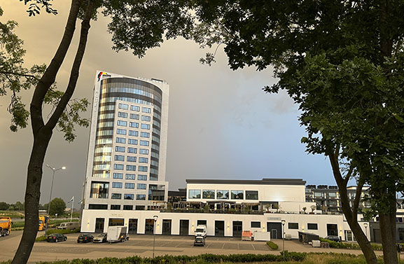 Asielopvang in Van der Valk Hotel Tiel maar gemeente wist van niets