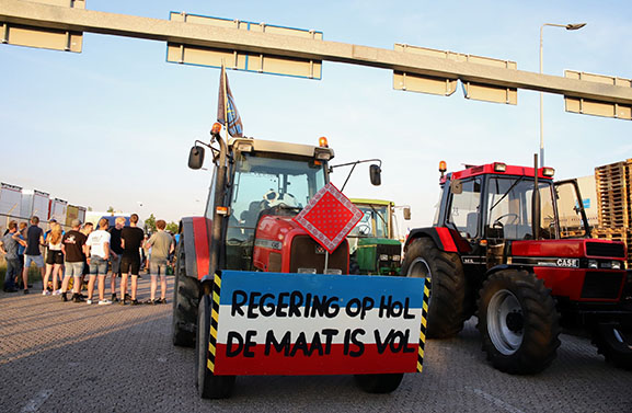 Boeren bezetten distributiecentrum AH in Geldermalsen