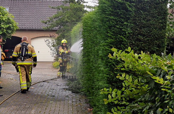 Coniferenhaag in brand in Varik