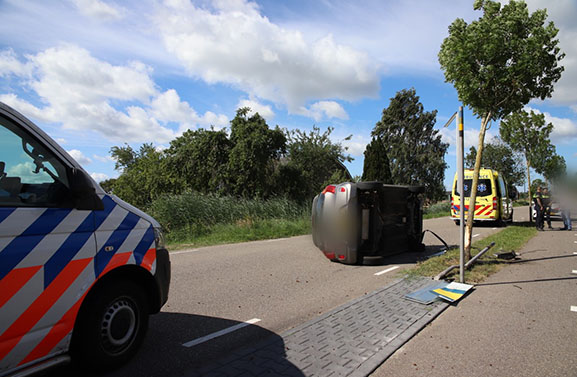 Auto op zijkant bij Eck en Wiel