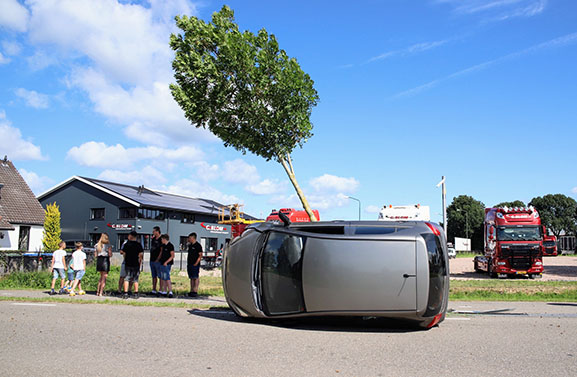Auto op zijkant bij Eck en Wiel