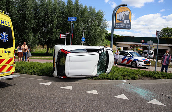 Auto op zijkant bij botsing met motor op de ovonde in Culemborg
