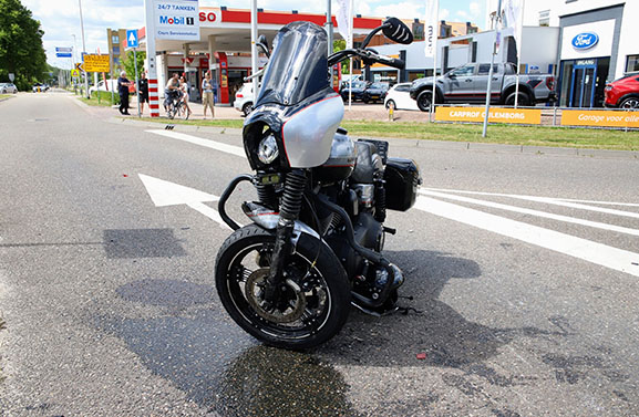 Auto op zijkant bij botsing met motor op de ovonde in Culemborg