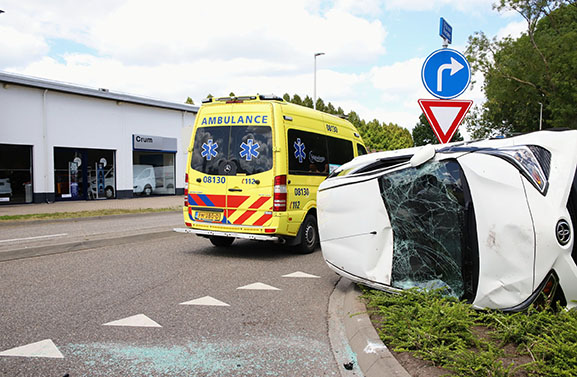 Auto op zijkant bij botsing met motor op de ovonde in Culemborg