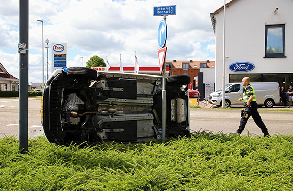 Auto op zijkant bij botsing met motor op de ovonde in Culemborg