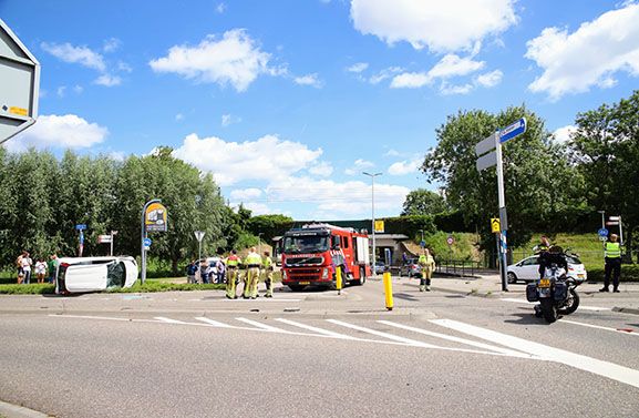 Auto op zijkant bij botsing met motor op de ovonde in Culemborg