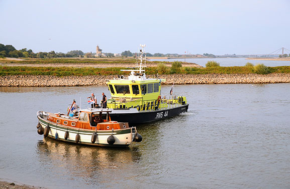 Bootje vastgelopen nabij de haven van Tiel