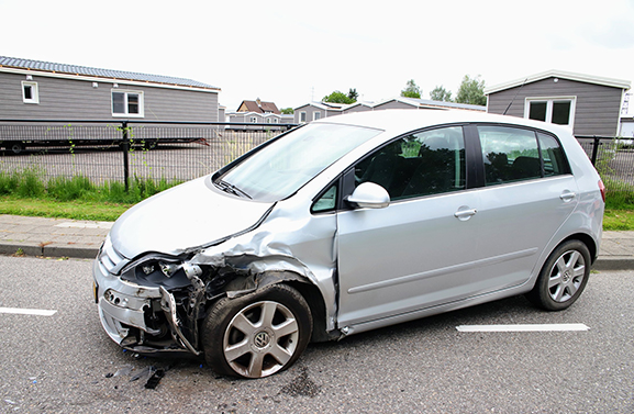 Ongeval tussen twee personenauto's op de Bulkweg in Tiel