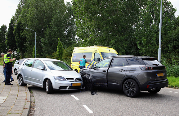 Ongeval tussen twee personenauto's op de Bulkweg in Tiel