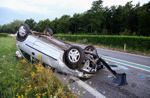 Auto op de kop in Beusichem, bestuurder kwam met de schrik vrij