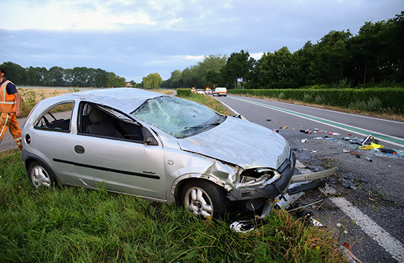 Auto op de kop in Beusichem, bestuurder kwam met de schrik vrij