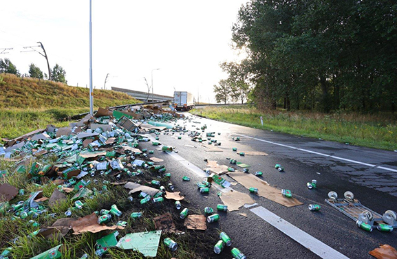Vrachtwagen verliest deel van lading op A2 bij knooppunt Deil