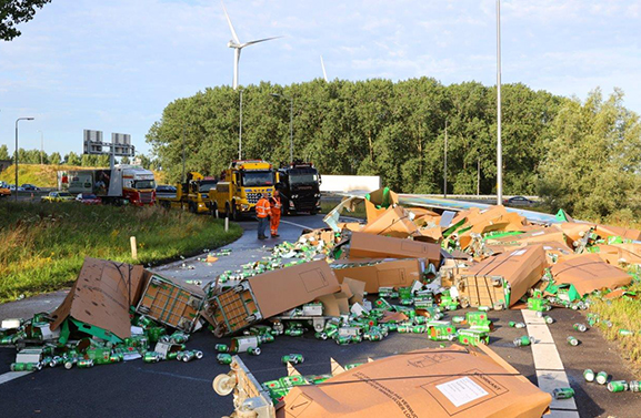 Vrachtwagen verliest deel van lading op A2 bij knooppunt Deil