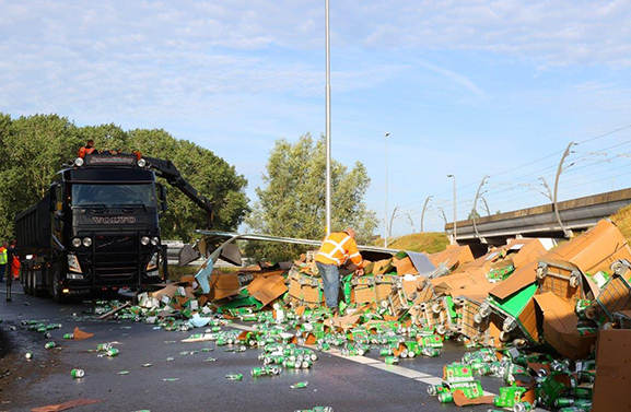 Vrachtwagen verliest deel van lading op A2 bij knooppunt Deil