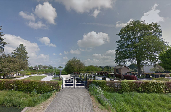 Vrijwilligers onderhouden begraafplaats Est