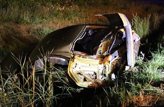 Auto in de sloot langs de A15 bij Meteren