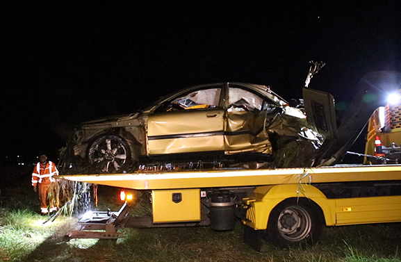 Auto in de sloot langs de A15 bij Meteren