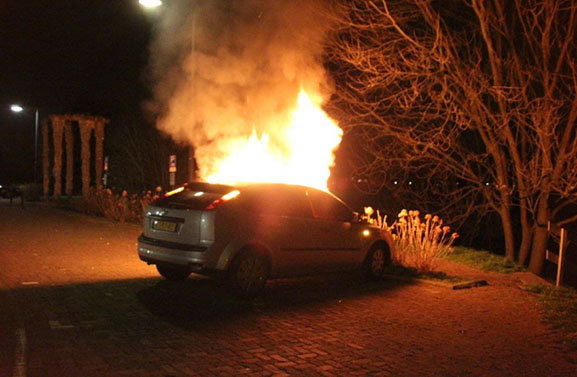 Geparkeerde auto gaat in vlammen op in Leerdam