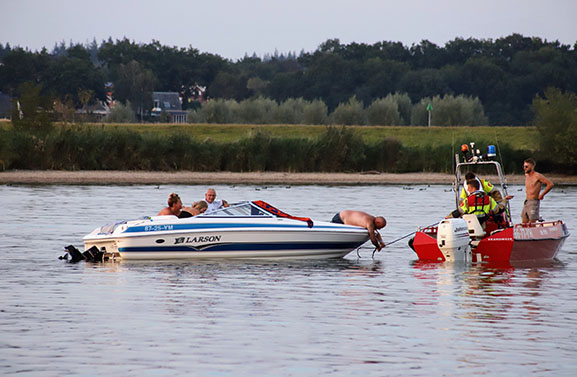 Brandweer schiet motorbootje in de Ingensche Waarden te hulp