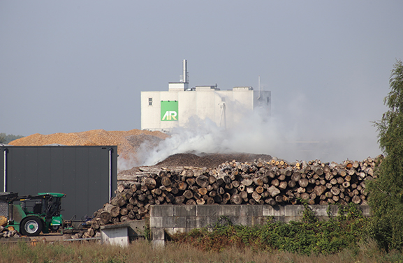 Grote brand bij houthandel in Lienden