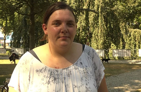 Oriana deelt shoarma, cake en koffie uit in het Kalverbos in Tiel