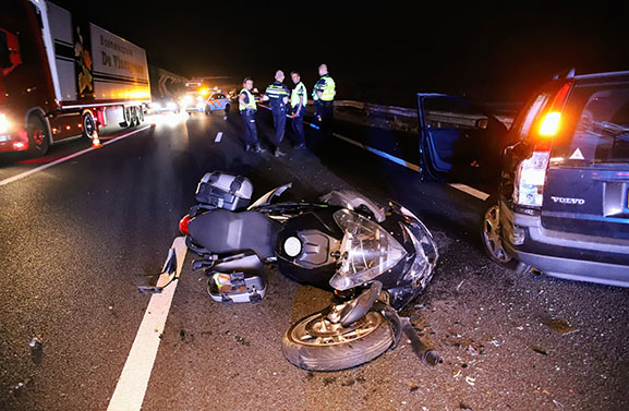 Motorrijder en personenauto met elkaar in botsing op de A15 bij Tiel