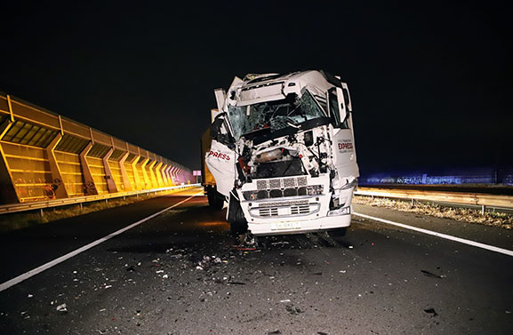 Ongeval met twee vrachtwagens op de A15 bij Tiel