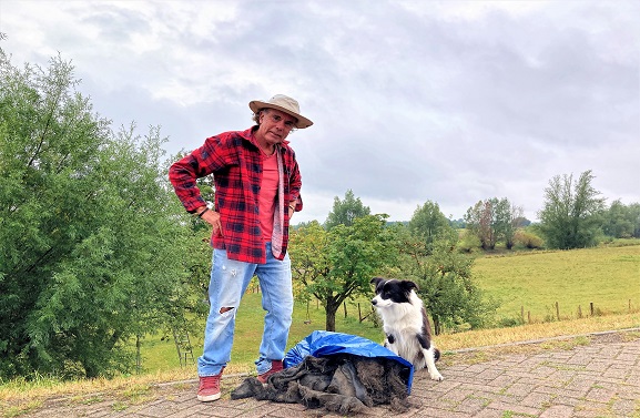 Voetbalvelden aan geotextiel drijven via de Waal de zee in