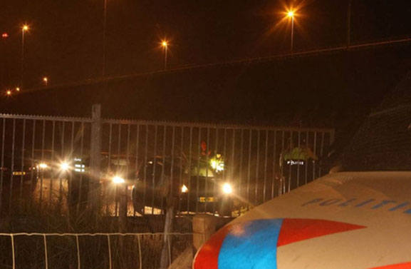 Feest in uiterwaarden bij snelweg A2, politie grijpt in