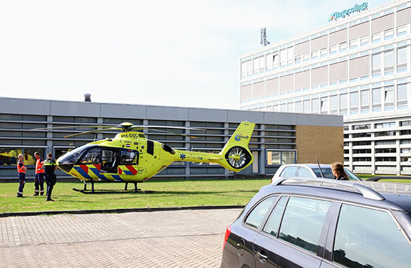 Traumahelikopter landt pal naast Lingecollege in Tiel