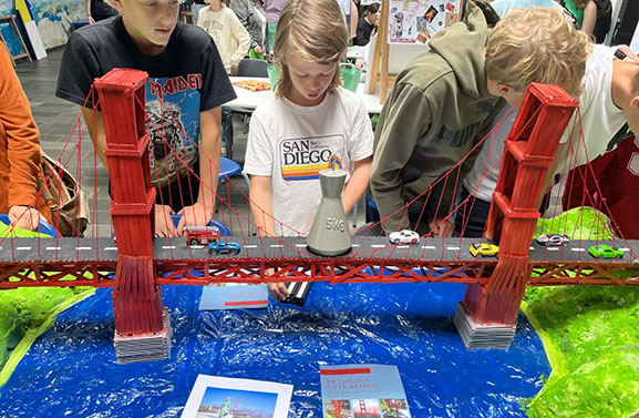 Leerlingen KWC Culemborg bouwen Golden Gate Bridge na bij challenge