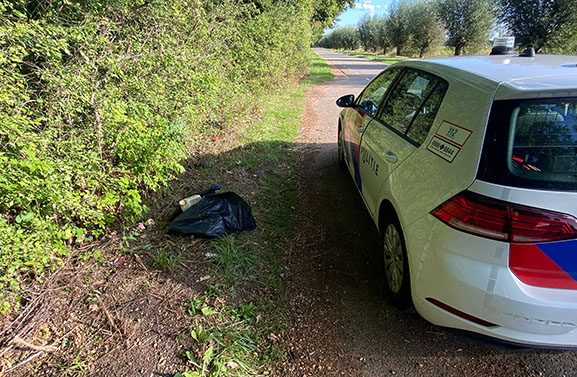 Politie houdt man aan voor dumpen afvalzakken en jerrycan in de natuur