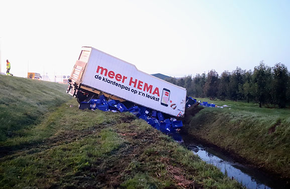 Vrachtwagen in sloot bij Enspijk
