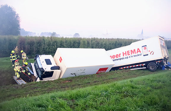 Vrachtwagen in sloot bij Enspijk