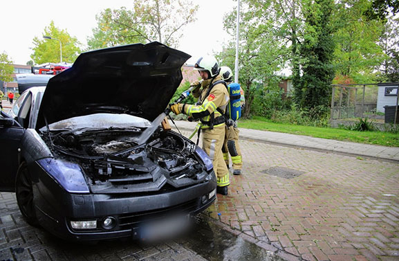 Auto brandt uit aan Willem de Zwijgerstraat in Leerdam